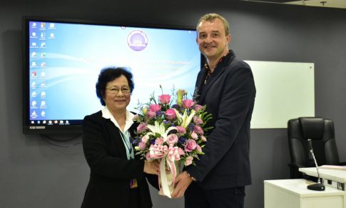 มอบกระเช้าดอกไม้แสดงความยินดีกับรองศาสตราจารย์ ดร. Denis Ushakov ในวาระที่ได้รับการแต่งตั้งฯ